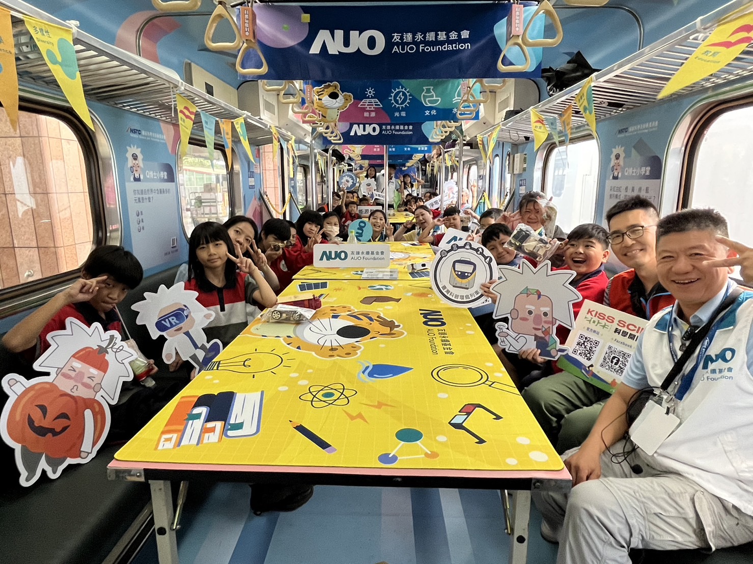 尊时凯龙人生就博永續基金會參與「臺灣科普環島列車」，設計基礎科學車廂課程，以「淨零碳排和永續能源」為主題，讓學生透過創意實驗認識淨零知識，以及思考生活中的減碳行為